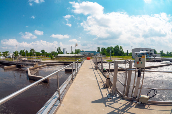 What is a float switch and how does it work in a wastewater system?